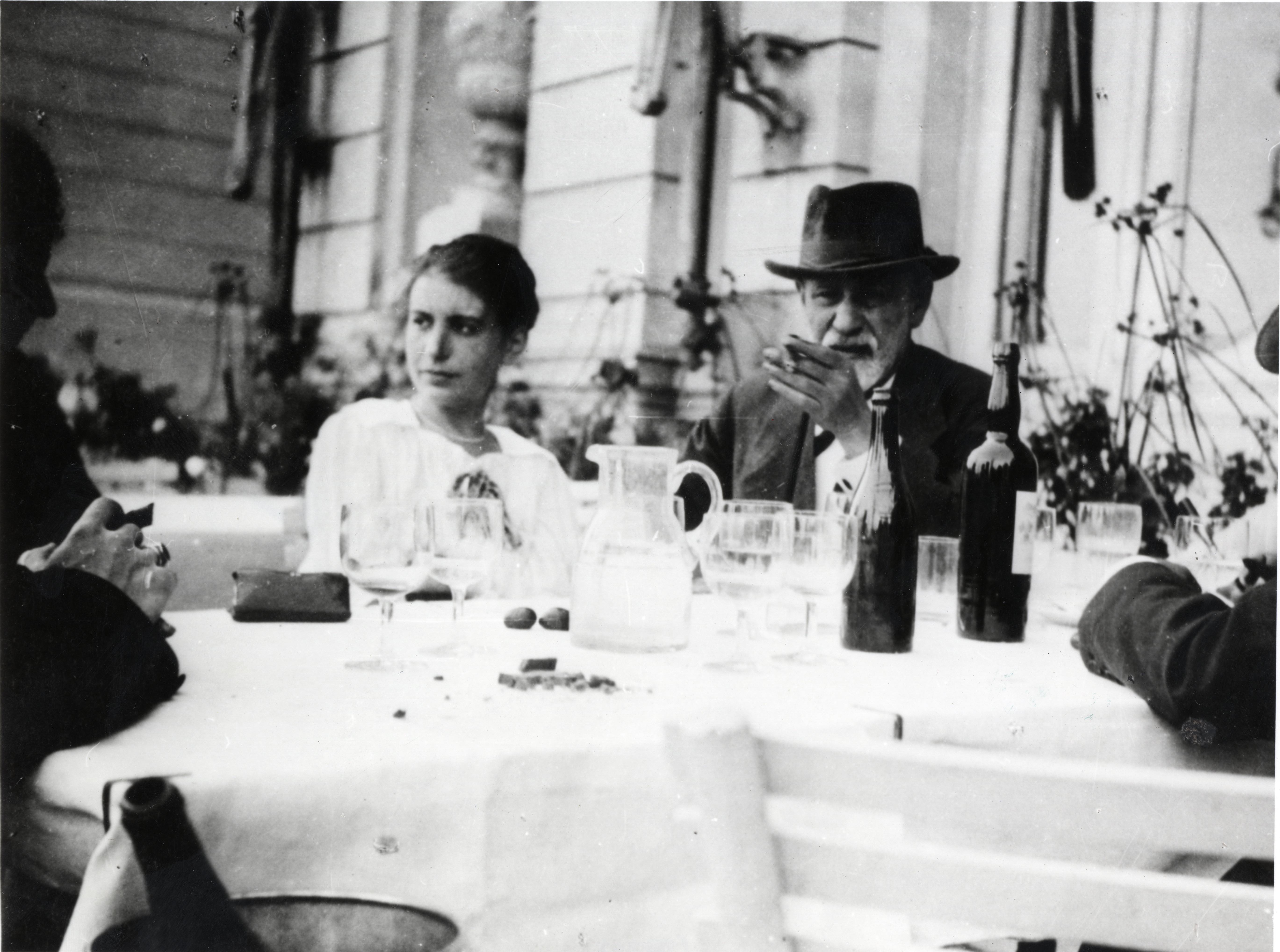 Sigmund Freud e Anna Freud a tavola, L’Aia (1920)