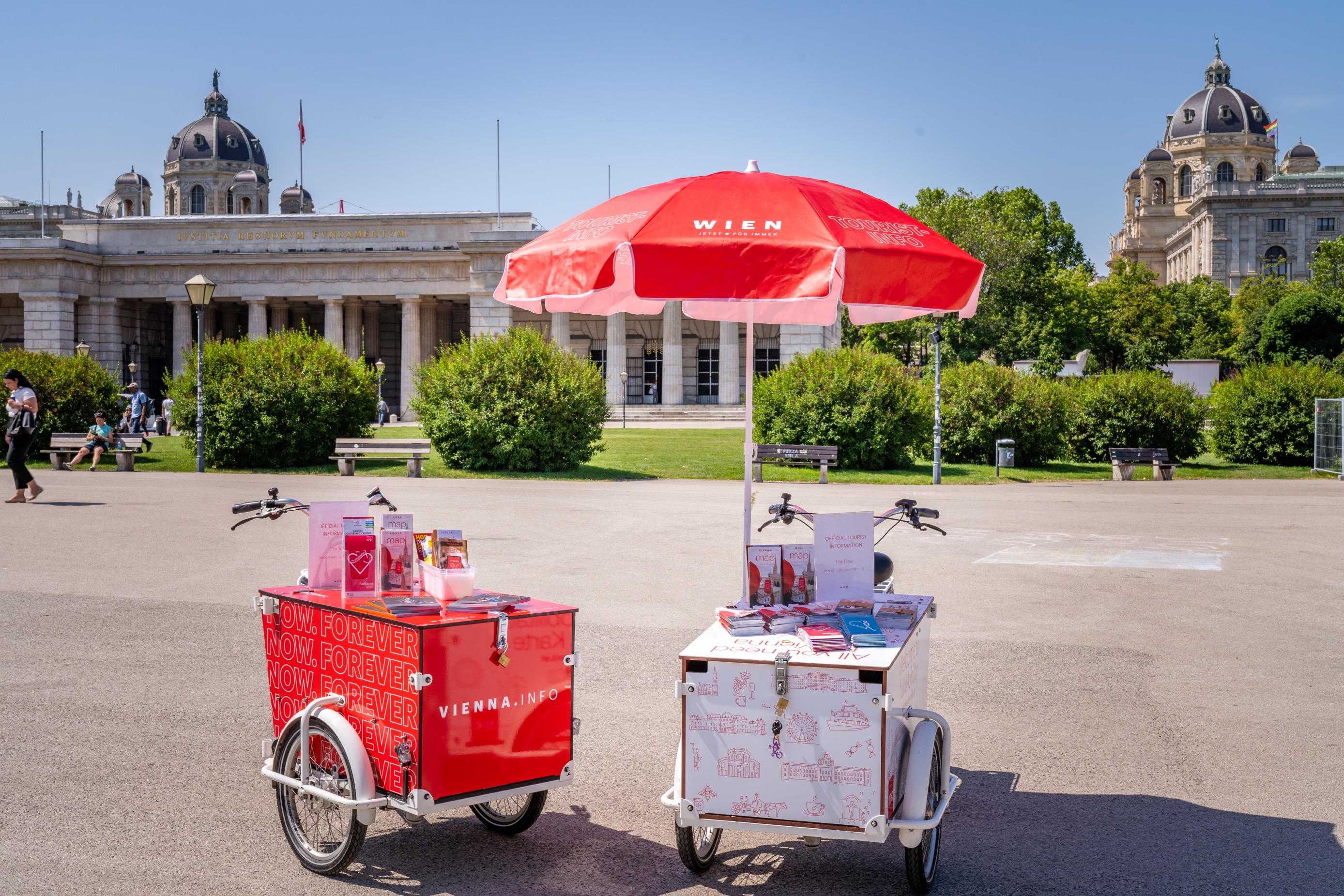 Zwei mobile Tourist-Infos mit Lastenfahrrädern stehen auf dem Heldenplatz