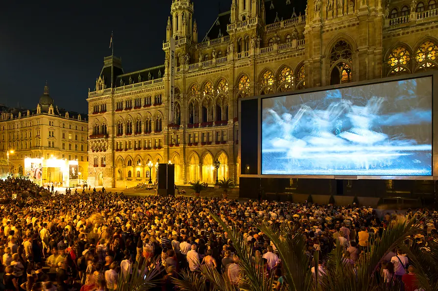  Le Festival du Film musical sur la Place devant l’Hôtel de Ville 