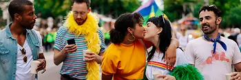 レインボーパレードのゲイやレズビアンの若者たち