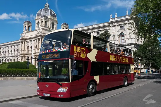 Big Bus Vienna - červený dvoupatrový autobus