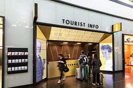 Tourist-Info Vienna Aeroporto con i viaggiatori che chiedono informazioni 
