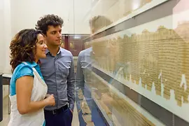 Una pareja observa un papiro