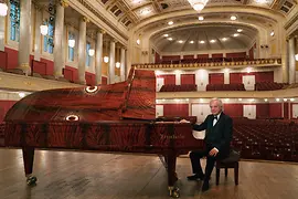 Sir András Schiff al suo pianoforte da concerto Bösendorfer nella Wiener Konzerthaus