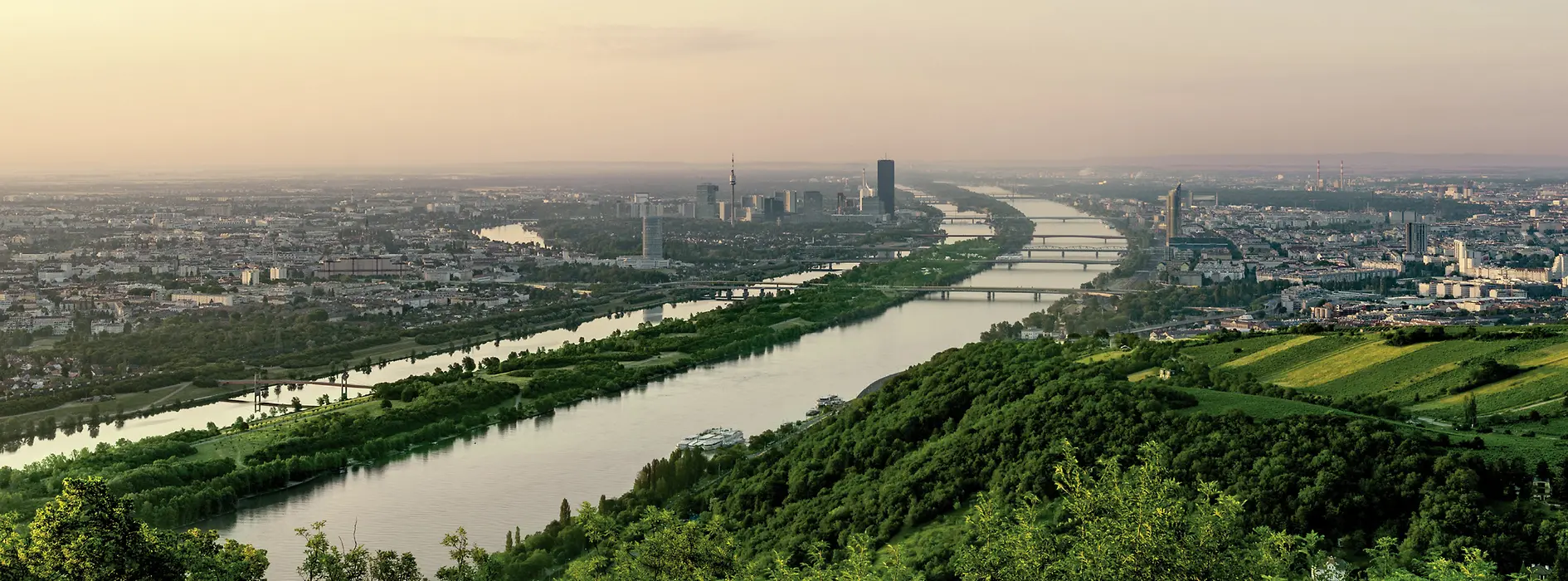 Pohled shora na Dunajský ostrov a Vídeň