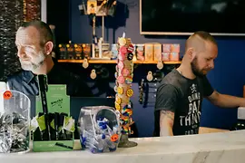 Dva prodavači ve fetiš shopu Gayt