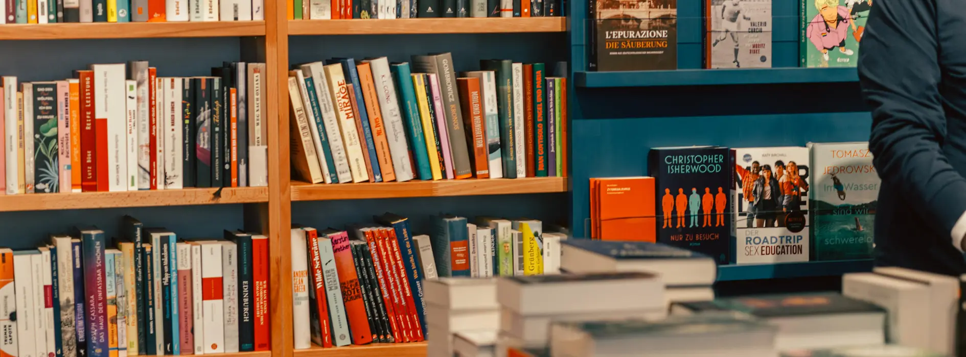 Półki i stoły z książkami w księgarni LGBT Löwenherz