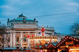 Wiener Christkindlmarkt auf dem Rathausplatz mit Blick auf Burgtheater