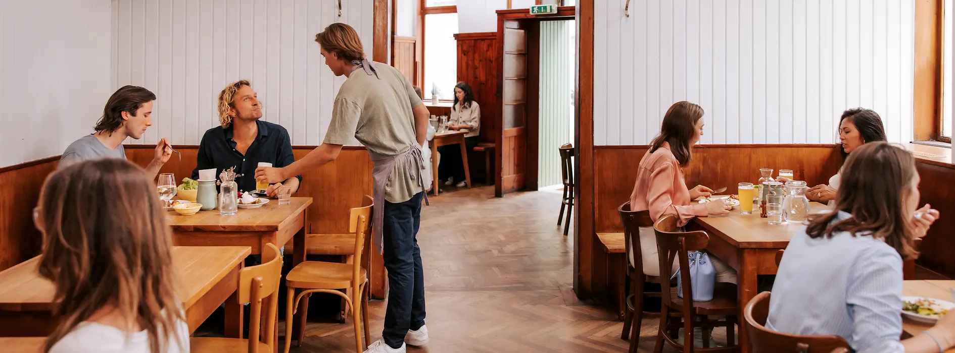 Stuwerviertel, restaurante Brösl, vista interior, clientes