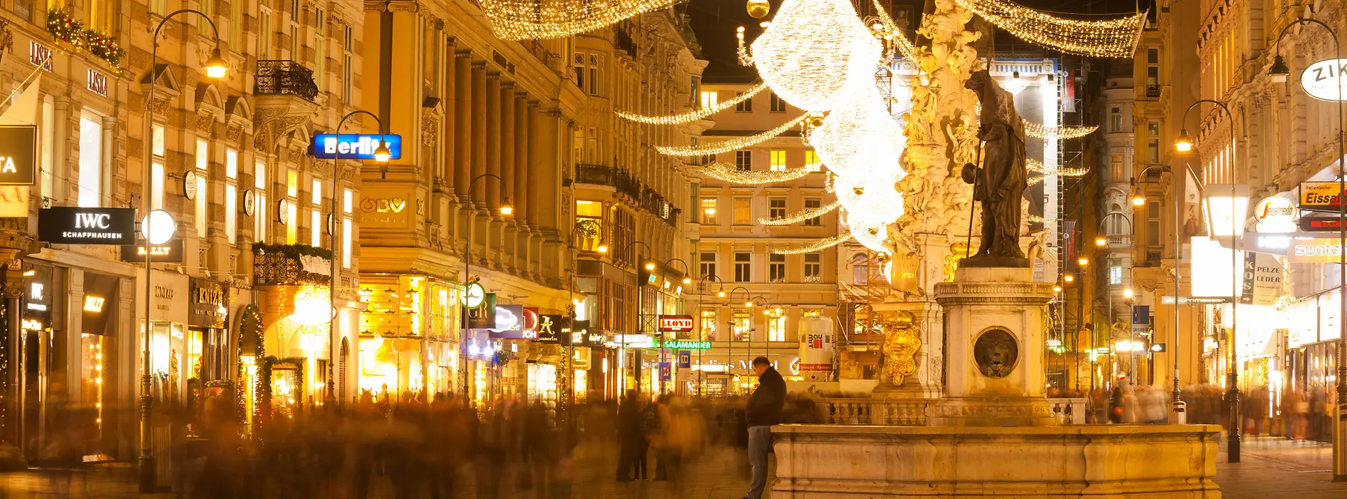 Luces navideñas en una calle comercial de Viena
