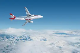 Белый самолет Austrian Airlines с красной надписью "Servus" (Привет), летящий над облаками