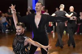 Dva muži na soutěži v latinských tancích na EuroGames 2023 ve Švýcarsku