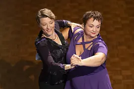 Zwei Frauen tanzen bei einem Wettbewerb im Rahmen der EuroGames 2023 in der Schweiz